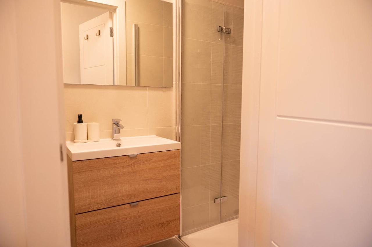 Walnut Flats-F4, 2-Bedroom With Ensuite - Parking, Netflix, Wifi - Close To Oxford, Bicester & Blenheim Palace Kidlington Dış mekan fotoğraf